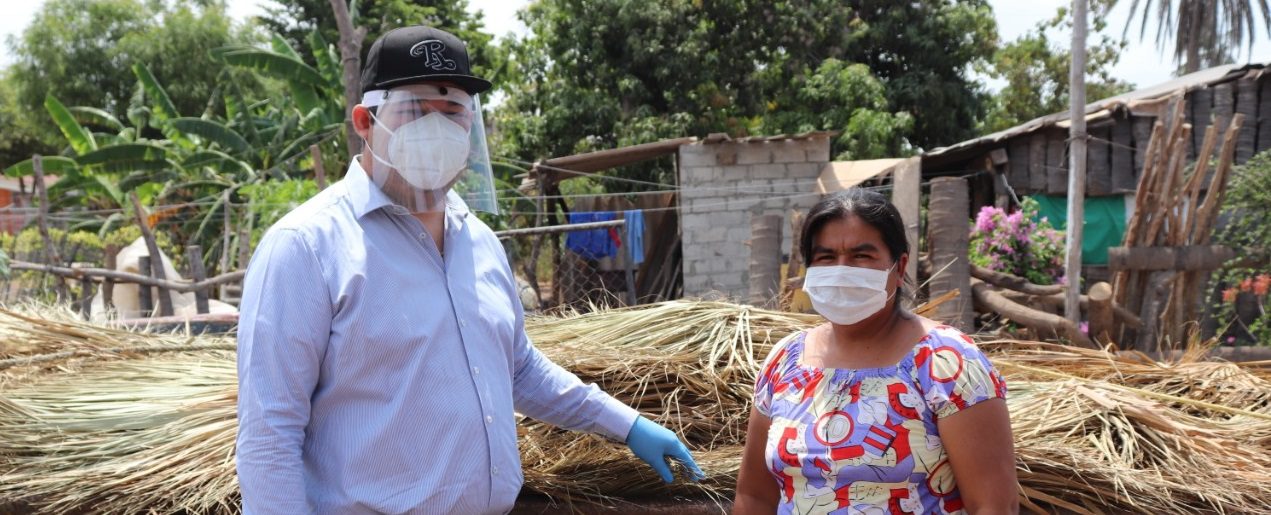 Escuinapa | Alcalde entrega palmas para casas en la comisaría de Celaya.