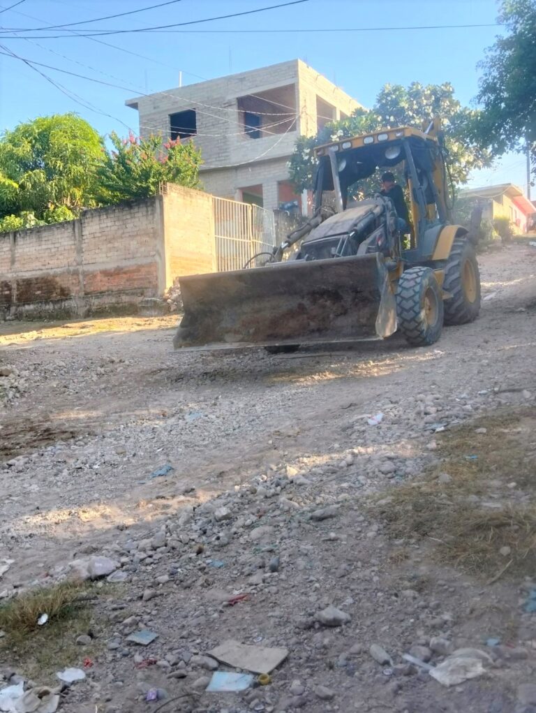 Ayuntamiento de Escuinapa Realiza Nivelación de Calles en Colonia Pueblo Nuevo.