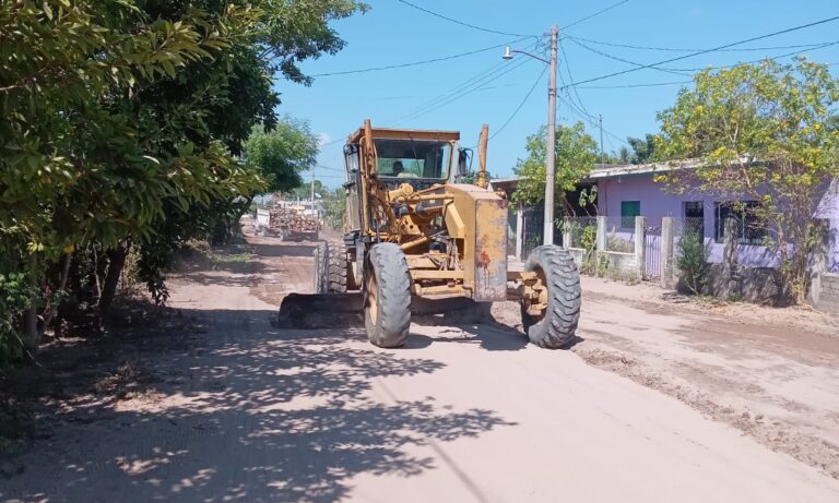 Inician trabajos de raspado y nivelación de calles en la comunidad de Cristo Rey