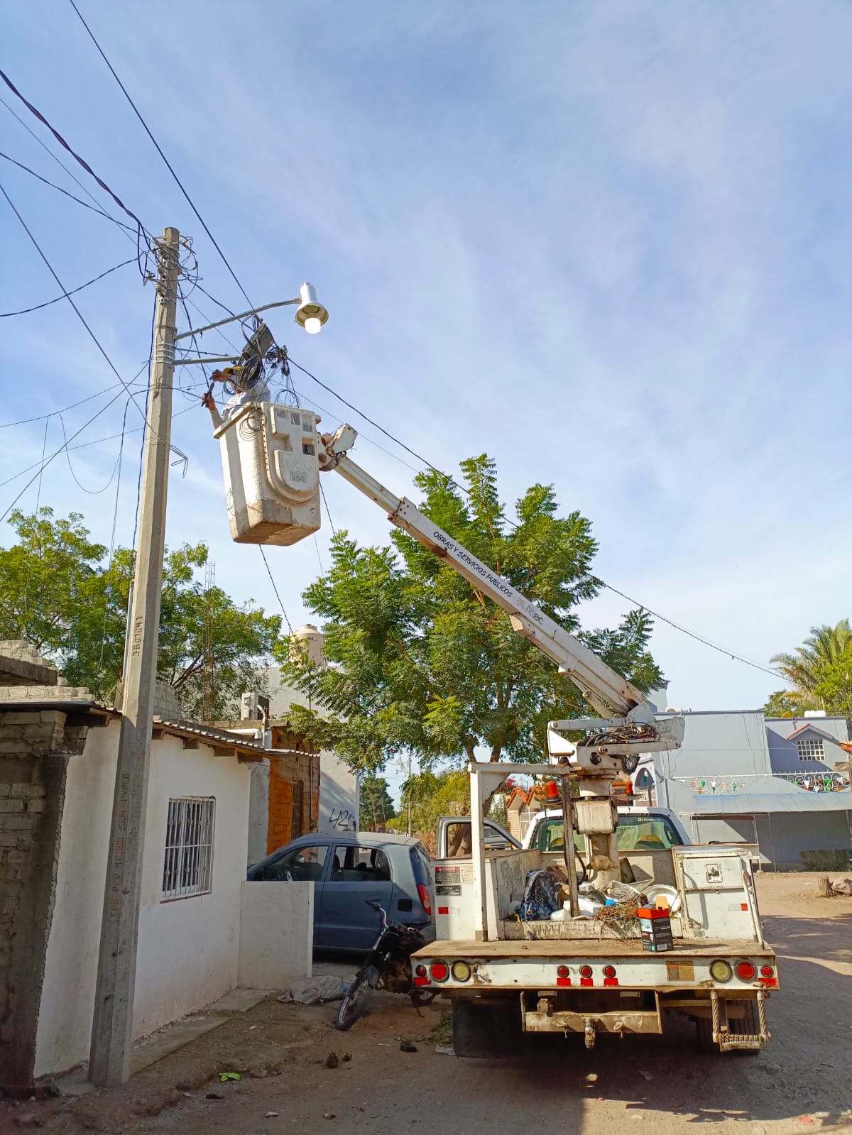 Personal de Obras Públicas rehabilita alumbrado público en la colonia Pueblo Nuevo