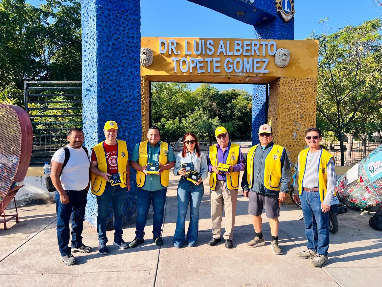 Club de Leones dona reflectores para mejorar la iluminación de parque deportivo