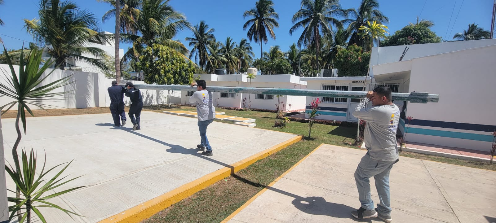 Apoya Dirección de Obras Públicas con instalación de poste para asta bandera en Capitanía de Puerto