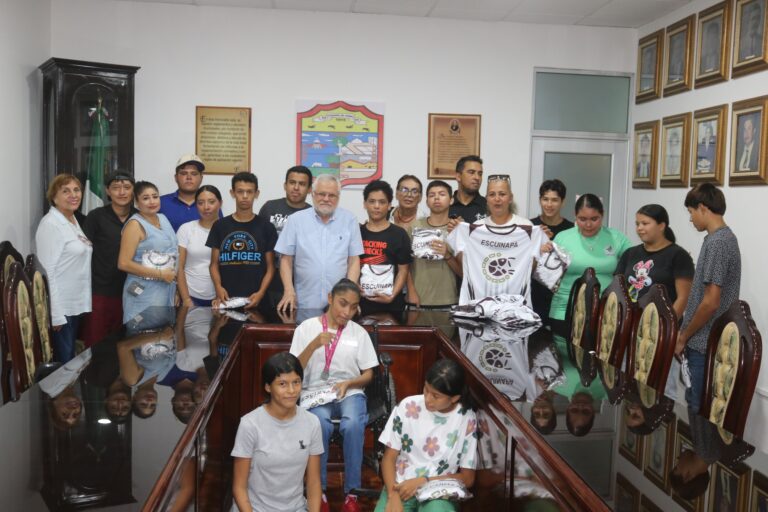 Entrega Gobierno Municipal de Escuinapa uniformes a la delegación de Paratletismo rumbo al Estatal en Culiacán