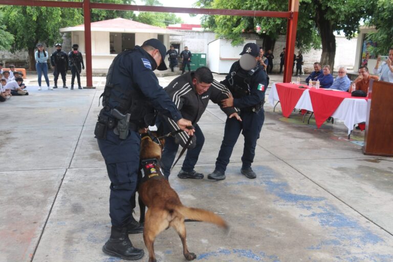 K9 de la Policía Municipal de Mazatlán sorprenden a estudiantes de la primaria José J. Gutiérrez